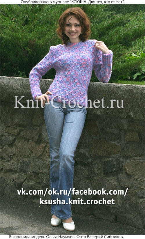 Женский меланжевый пуловер размера 44-46, связанный на спицах.