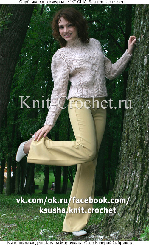 Связанный на спицах женский свитер размера 44-46 с круглой манишкой.