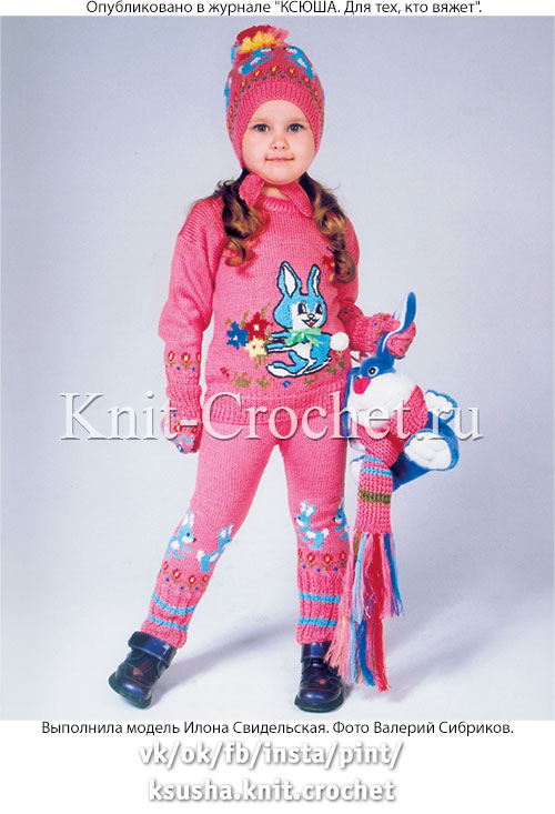 Костюм с ”зайцами” (пуловер, штанишки, шапочка, варежки, шарф) для девочки 3-х лет, вязанный на спицах.