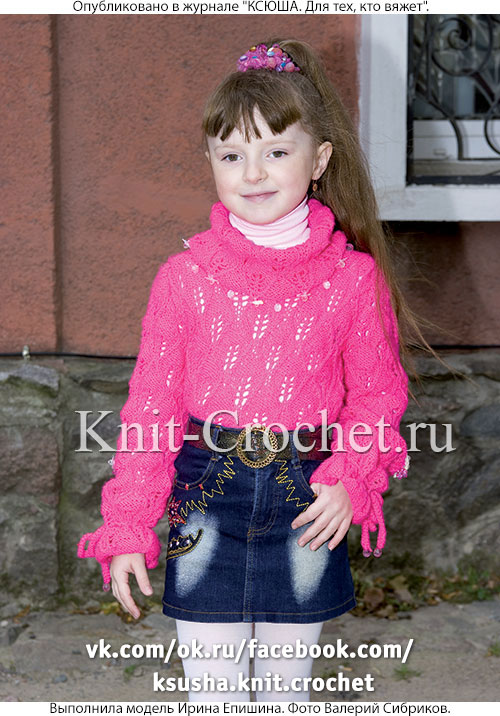 Пуловер ажурный с расклешенными рукавами для девочки на рост 120-128 см, вязанный на спицах.