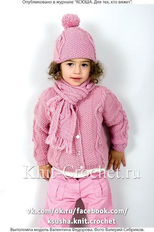 Комплект для девочки: кофточка, шапочка, шарфик для девочки на рост 86-92 см, вязанный на спицах.