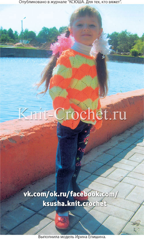 Пуловер в полоску для девочки на рост 112-114 см, вязанный на спицах.