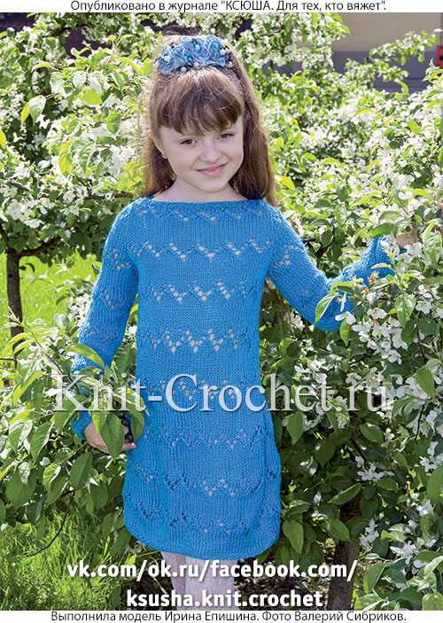 Платье для девочки на рост 135-140 см, вязанное на спицах.