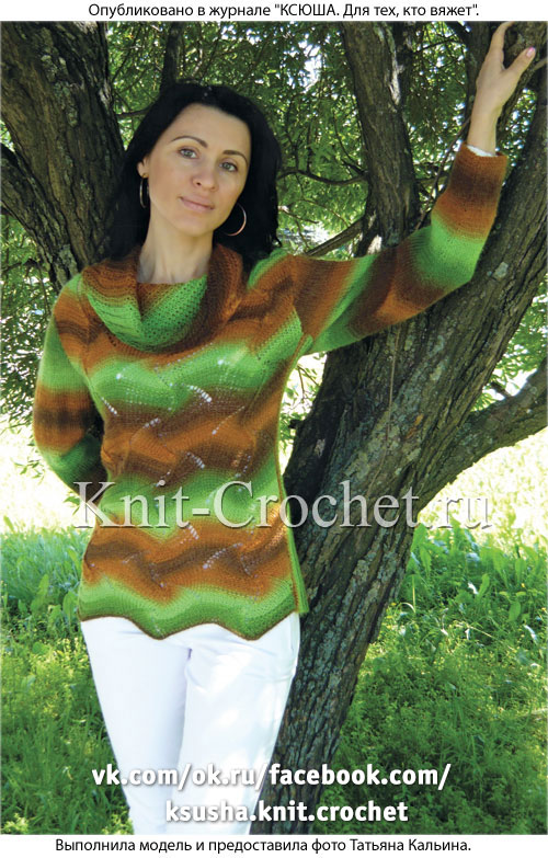 Связанный на спицах женский свитер с воротником «хомут» размера 46-48.