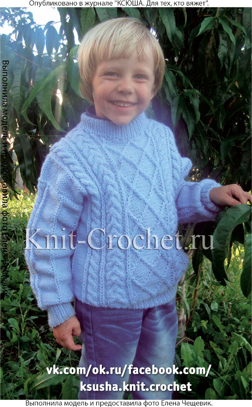 Связанный на спицах теплый свитер для мальчика 4-5 лет.
