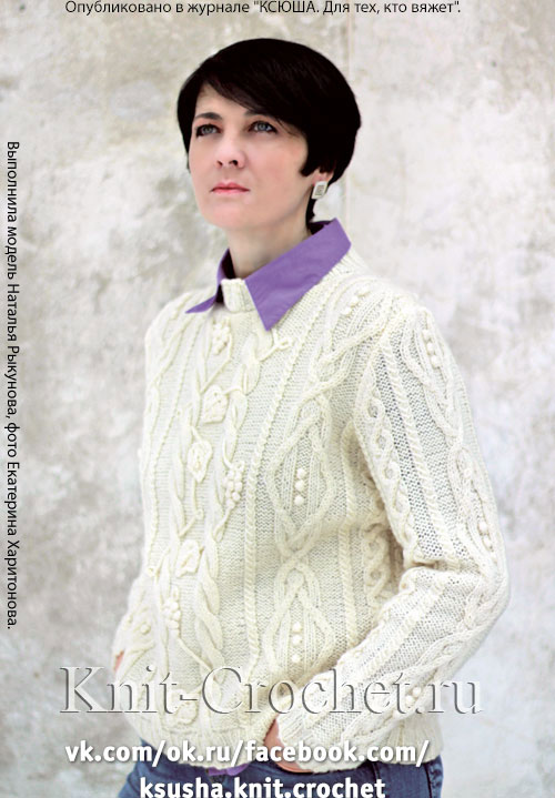 Женский пуловер с аппликацией размера 44-46, связанный на спицах.