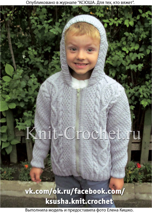 Жакет с капюшоном для мальчика на рост 110-116 см (5-6 лет), вязанный на спицах.