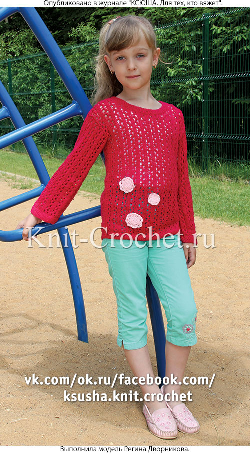 Пуловер с декором цветочками для девочки на рост 116 см, вязанный на спицах.