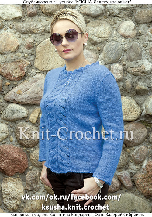 Женский пуловер размера 42-44, связанный на спицах.