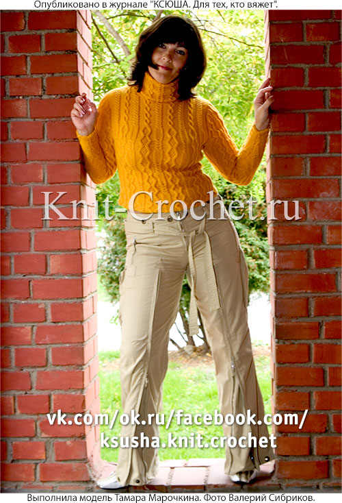 Связанный на спицах женский свитер с рельефными узорами 46 размера.