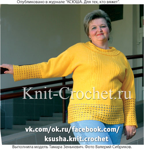 Вязанный крючком женский пуловер с отделочными элементами.