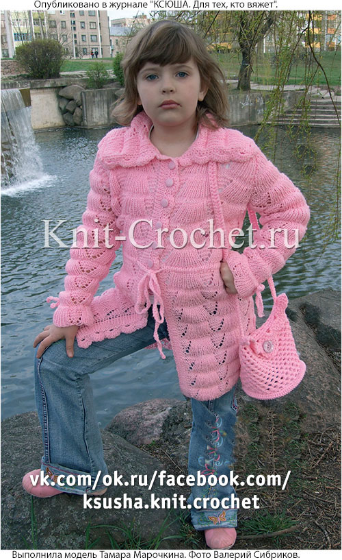 Летнее пальто для девочки на рост 134 см, вязанное на спицах и ридикюль крючком.