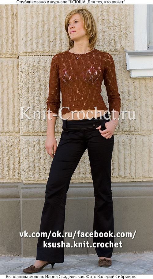 Женский короткий пуловер размера 42-44, связанный на спицах.