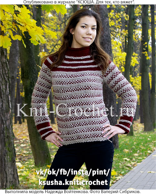 Связанный на спицах женский свитер с протяжками размера 44-46.