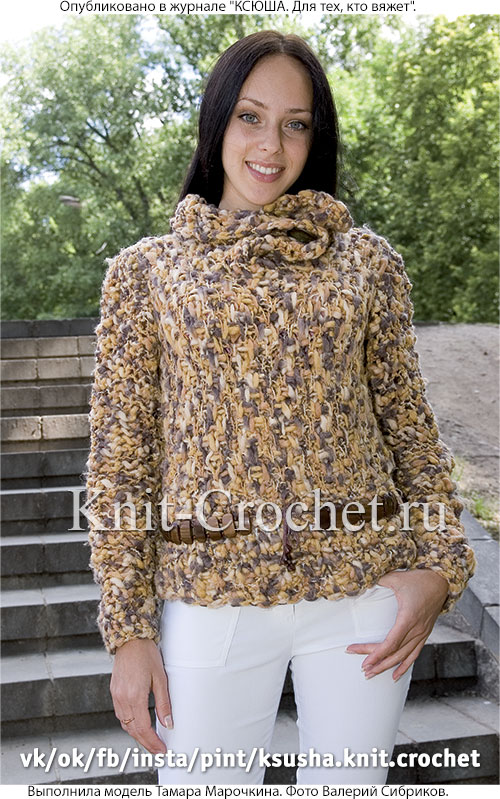 Женский пуловер с круглым воротником размера 46-48, связанный на спицах.