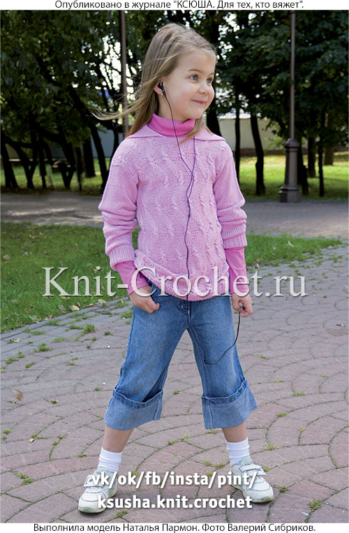 Пуловер с отложным воротником для девочки на рост 128-134 см, вязанный на спицах.