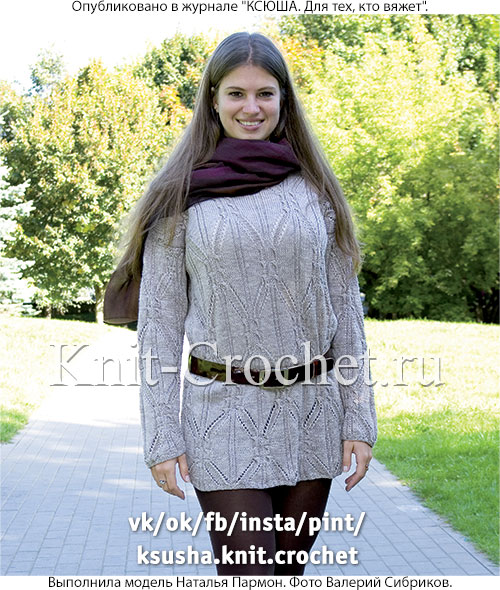 Женский удлиненный пуловер размера 50-52, связанный на спицах.