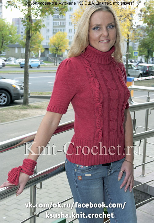 Связанный на спицах женский свитер с короткими рукавами размера 44-46.