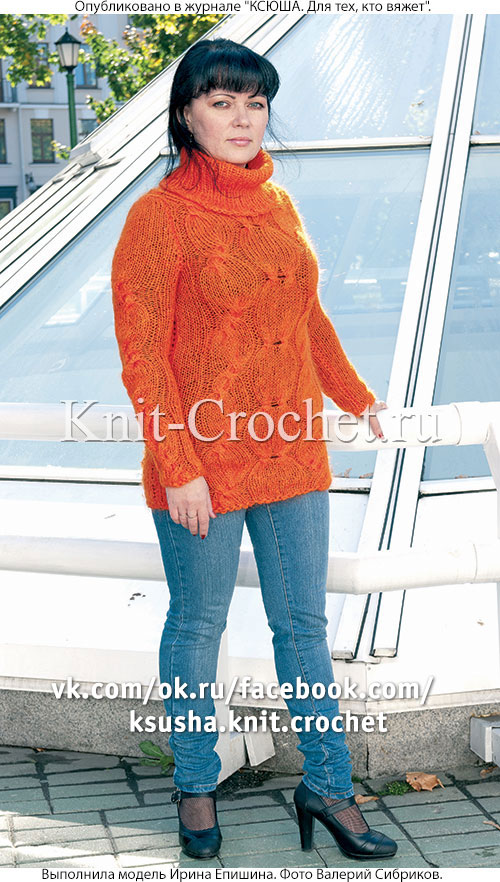 Связанный на спицах удлиненный женский свитер размера 46-48.