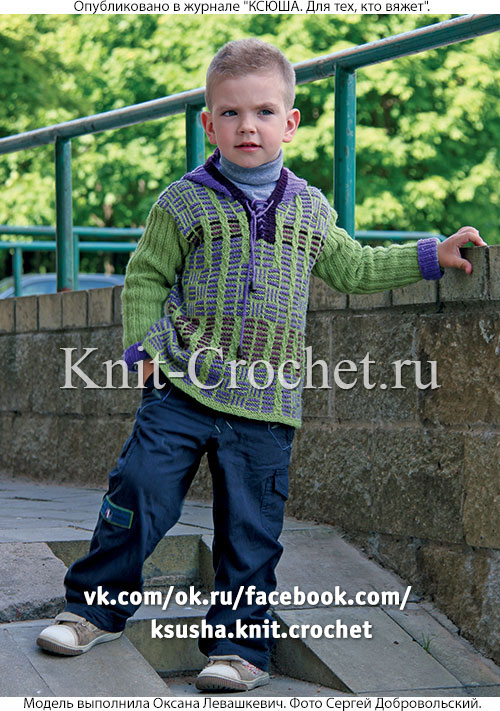 Пуловер с капюшоном для мальчика на рост 104-110 см, вязанный на спицах.