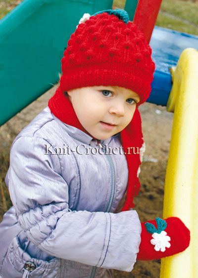 Вязаные на спицах шапочка, шарфик и варежки для девочки 2-3 лет.