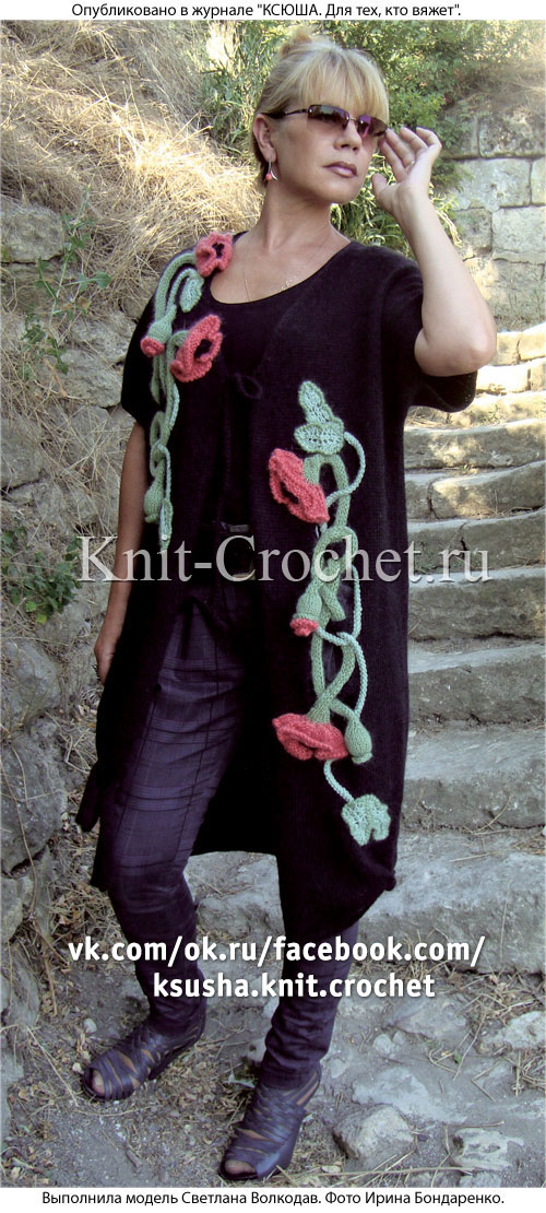 Связанное на спицах женское пальто 46-48 размера с объемной цветочной аппликацией.