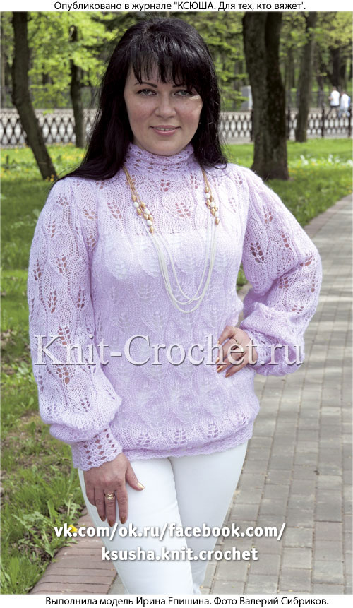Женский пуловер с высоким воротником размера 46-48, связанный на спицах.