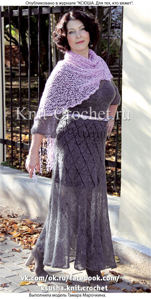Связанные на спицах платье с расклешенной юбкой 50-52 размера и ажурный шарф.