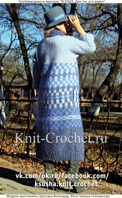 Связанное на спицах женское пальто «Васильковая мозаика» 50-54 размера.