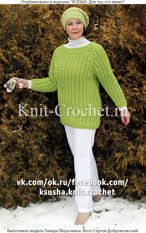 Женский пуловер реглан размера 50-52, шапочка и манишка, связанные на спицах.