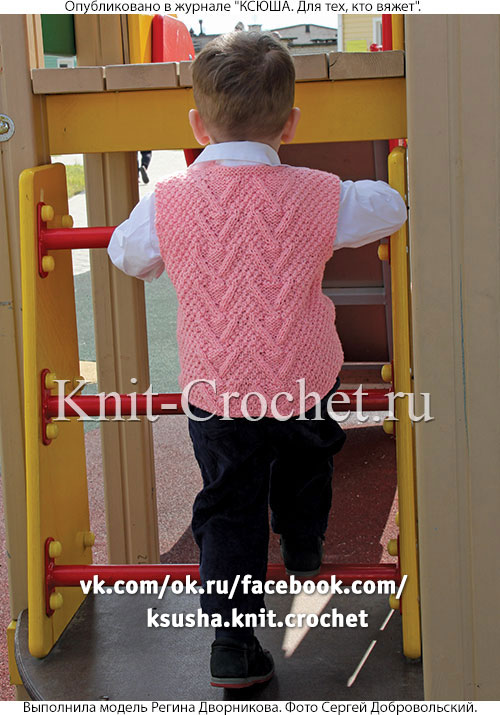 Безрукавка с застежкой на плече для мальчика на рост 86-92 см, вязанная на спицах.