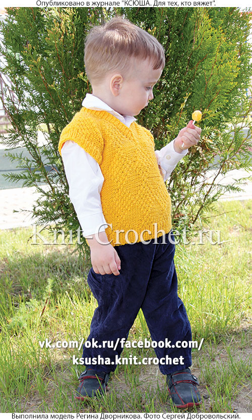 Безрукавка с угловым вырезом для мальчика на рост 80-86 см, вязанная на спицах.