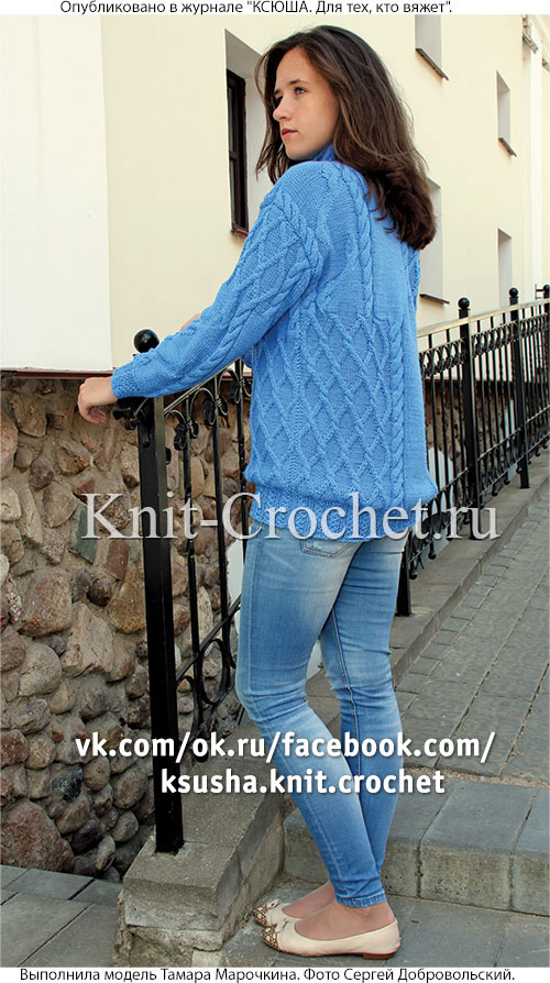Женский пуловер с «миксом» узоров и высоким воротником на застежке размера 48-50, связанный на спицах.