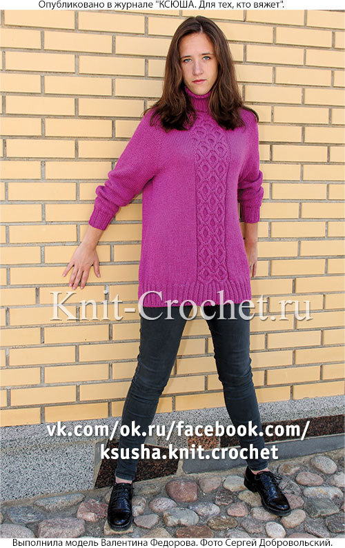 Связанный на спицах женский свитер реглан с рельефной полосой размера 54-56.