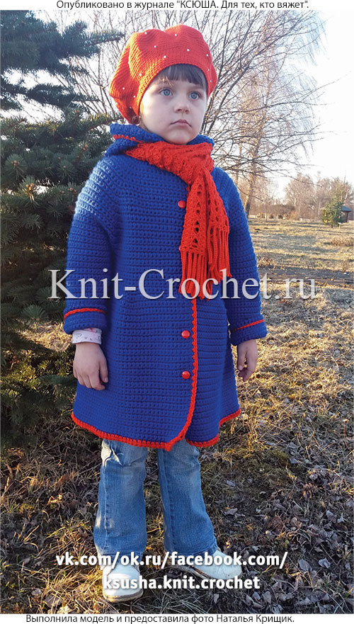 Берет, шарф и пальто-реглан с капюшоном для девочки 5-7 лет, вязанные крючком.