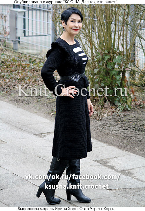 Связанное крючком платье с асимметричной баской и воланом на плече 44 размера. 
