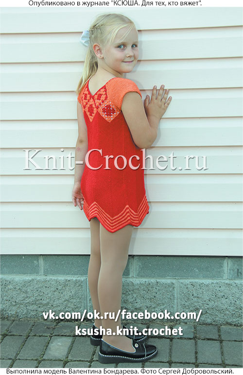 Платье для девочки на рост 104-110 см, вязанное спицами и крючком.